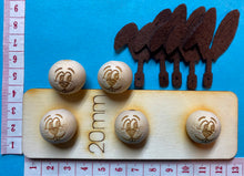 Lade das Bild in den Galerie-Viewer, 5er Set, Holzkugeln - Tiere und Fantasie (20mm)