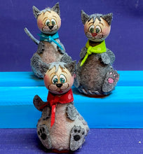 Lade das Bild in den Galerie-Viewer, Katzen aus Filz (3er Set), verschiedene Farben