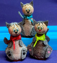 Lade das Bild in den Galerie-Viewer, Katzen aus Filz (3er Set), verschiedene Farben