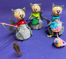 Lade das Bild in den Galerie-Viewer, Katzen aus Filz (3er Set), verschiedene Farben