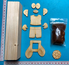 Lade das Bild in den Galerie-Viewer, Kantholz-Fussballer 18cm