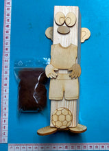 Lade das Bild in den Galerie-Viewer, Kantholz-Fussballer 18cm