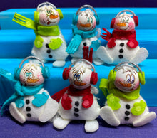 Lade das Bild in den Galerie-Viewer, Schneemänner zum Fädeln aus Filz, 6er Set
