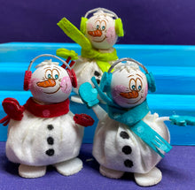 Lade das Bild in den Galerie-Viewer, Schneemänner zum Fädeln aus Filz, 3er Set, verschiedene Varianten