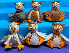 Lade das Bild in den Galerie-Viewer, Eulen zum Fädeln aus Filz, 6er Set (verschiedene Farben)