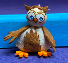 Lade das Bild in den Galerie-Viewer, Eulen zum Fädeln aus Filz, 6er Set (verschiedene Farben)