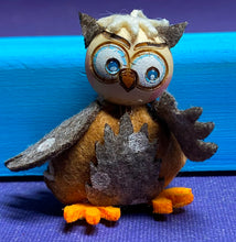 Lade das Bild in den Galerie-Viewer, Eulen zum Fädeln aus Filz, 6er Set (verschiedene Farben)