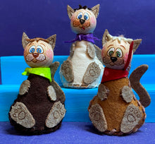 Lade das Bild in den Galerie-Viewer, Katzen aus Filz (3er Set), verschiedene Farben