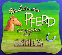 Lade das Bild in den Galerie-Viewer, Schriftzug "Ein Leben ohne Pferd ist möglich aber sinnlos" aus Holz