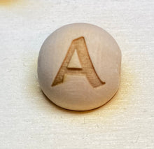 Lade das Bild in den Galerie-Viewer, Holzkugeln 15mm, graviert mit Buchstaben (senkrecht)