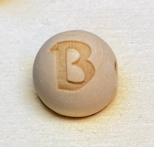 Lade das Bild in den Galerie-Viewer, Holzkugeln 15mm, graviert mit Buchstaben (quer)