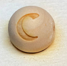 Lade das Bild in den Galerie-Viewer, Holzkugeln 15mm, graviert mit Buchstaben (quer)