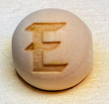 Lade das Bild in den Galerie-Viewer, Holzkugeln 15mm, graviert mit Buchstaben (senkrecht)