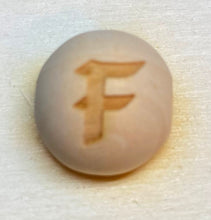 Lade das Bild in den Galerie-Viewer, Holzkugeln 15mm, graviert mit Buchstaben (senkrecht)