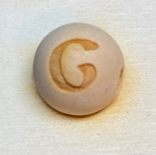 Lade das Bild in den Galerie-Viewer, Holzkugeln 15mm, graviert mit Buchstaben (quer)