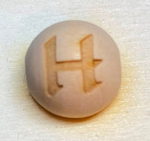 Lade das Bild in den Galerie-Viewer, Holzkugeln 15mm, graviert mit Buchstaben (senkrecht)