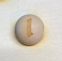 Lade das Bild in den Galerie-Viewer, Holzkugeln 15mm, graviert mit Buchstaben (senkrecht)
