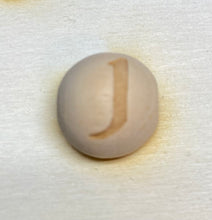 Lade das Bild in den Galerie-Viewer, Holzkugeln 15mm, graviert mit Buchstaben (senkrecht)