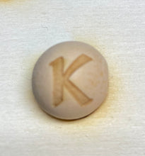 Lade das Bild in den Galerie-Viewer, Holzkugeln 15mm, graviert mit Buchstaben (senkrecht)