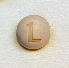 Lade das Bild in den Galerie-Viewer, Holzkugeln 15mm, graviert mit Buchstaben (senkrecht)