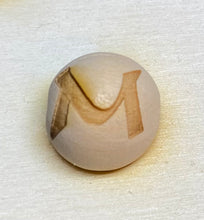 Lade das Bild in den Galerie-Viewer, Holzkugeln 15mm, graviert mit Buchstaben (senkrecht)