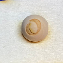 Lade das Bild in den Galerie-Viewer, Holzkugeln 15mm, graviert mit Buchstaben (senkrecht)