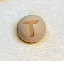 Lade das Bild in den Galerie-Viewer, Holzkugeln 15mm, graviert mit Buchstaben (senkrecht)