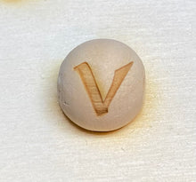 Lade das Bild in den Galerie-Viewer, Holzkugeln 15mm, graviert mit Buchstaben (senkrecht)