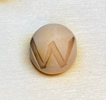 Lade das Bild in den Galerie-Viewer, Holzkugeln 15mm, graviert mit Buchstaben (senkrecht)