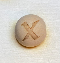 Lade das Bild in den Galerie-Viewer, Holzkugeln 15mm, graviert mit Buchstaben (senkrecht)