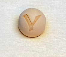 Lade das Bild in den Galerie-Viewer, Holzkugeln 15mm, graviert mit Buchstaben (senkrecht)