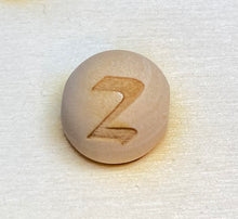 Lade das Bild in den Galerie-Viewer, Holzkugeln 15mm, graviert mit Buchstaben (senkrecht)