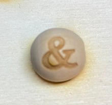 Lade das Bild in den Galerie-Viewer, Holzkugeln 15mm, graviert mit Buchstaben (senkrecht)