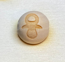 Lade das Bild in den Galerie-Viewer, 6er Set, Holzkugeln 15mm, graviert mit Symbole quer gebohrt