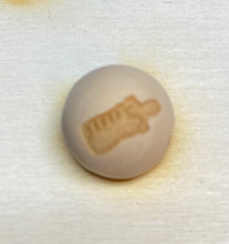 Lade das Bild in den Galerie-Viewer, 6er Set, Holzkugeln 15mm, graviert mit Symbole quer gebohrt