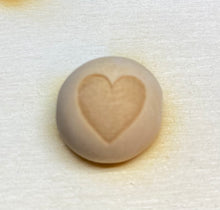 Lade das Bild in den Galerie-Viewer, 6er Set, Holzkugeln 15mm, graviert mit Symbole quer gebohrt