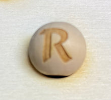 Lade das Bild in den Galerie-Viewer, Holzkugeln 15mm, graviert mit Buchstaben (senkrecht)