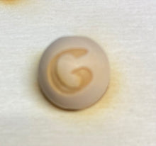 Lade das Bild in den Galerie-Viewer, Holzkugeln 15mm, graviert mit Buchstaben (senkrecht)