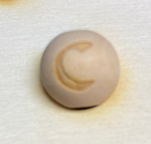 Lade das Bild in den Galerie-Viewer, Holzkugeln 15mm, graviert mit Buchstaben (senkrecht)