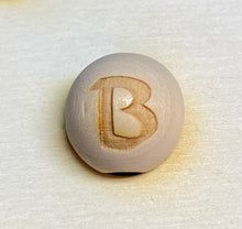 Lade das Bild in den Galerie-Viewer, Holzkugeln 15mm, graviert mit Buchstaben (senkrecht)
