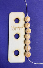 Lade das Bild in den Galerie-Viewer, 6er Set, Holzkugeln 15mm, graviert mit Symbole senkrecht gebohrt