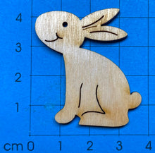 Lade das Bild in den Galerie-Viewer, Hase, seitlich, sitzend, Kopf nach oben