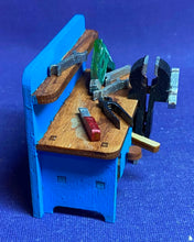 Lade das Bild in den Galerie-Viewer, Komplettset "'Werkstatt mit Auto" für Puppenhaus