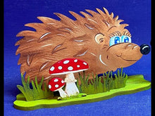 Laden und Abspielen von Videos im Galerie-Viewer, Igelmädchen "Wilma" mit Ständer aus Holz