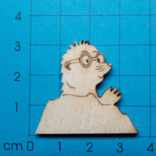 Lade das Bild in den Galerie-Viewer, Maulwurf mit Erdhügel aus Holz
