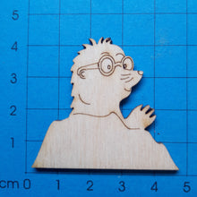 Lade das Bild in den Galerie-Viewer, Maulwurf mit Erdhügel aus Holz