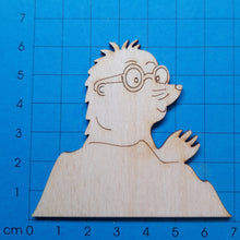 Lade das Bild in den Galerie-Viewer, Maulwurf mit Erdhügel aus Holz