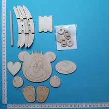 Lade das Bild in den Galerie-Viewer, Teddy aus Holz als Leibgarde für Kantholz