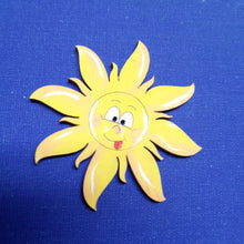 Lade das Bild in den Galerie-Viewer, Sonne mit Gesicht und herausgestreckter Zunge aus Holz