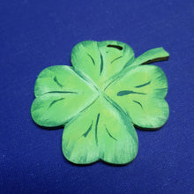 Lade das Bild in den Galerie-Viewer, Kleeblatt 6cm mit Schlitz zum Aufhängen